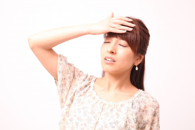 頭を抱える女性の写真