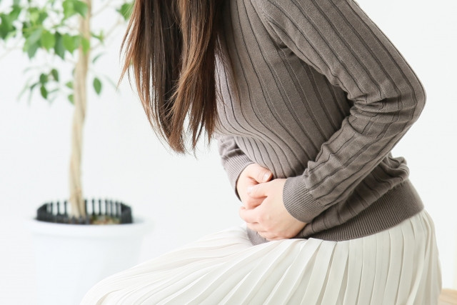 頭を抱える女性の写真